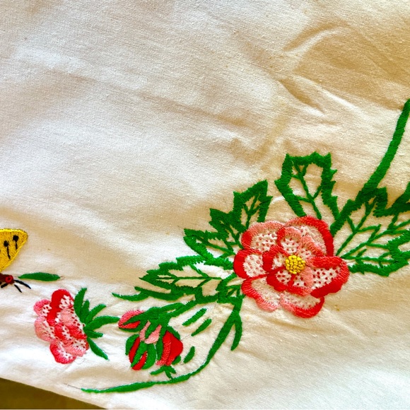 Hand Embroidered Vintage White Pillow Cases With flowers and butterflies - Picture 9 of 9